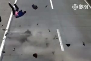 Motosiklet otomobille b&ouml;yle &ccedil;arpıştı: 1 &ouml;l&uuml;, 1 yaralı