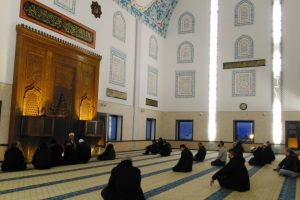 Bursa'da sunrooflu camide sabah namazında sıcak &ccedil;orba ikramı