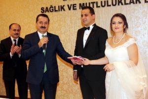 Bakan &Ccedil;elik, Bursa'da yeğeninin nikah şahitliğini yaptı