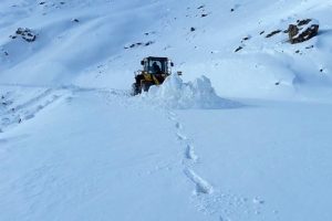 6 k&ouml;y ve 17 mezra yolu ulaşıma kapandı