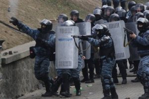 Ukrayna'da polisler yanlışlıkla birbirleriyle &ccedil;atıştı