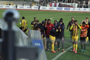 İneg&ouml;lspor - Ey&uuml;pspor ma&ccedil;ında sahaya yabancı madde yağdı