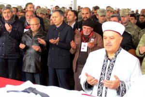 Bursalı şehidin tabutuna damatlık g&ouml;mleği &ouml;rt&uuml;ld&uuml;