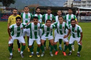 Amat&ouml;r ma&ccedil;ta başına darbe alan futbolcu hastanelik oldu