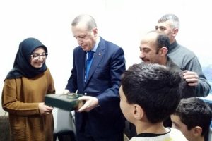 Erdoğan pankart a&ccedil;an gen&ccedil; kızın evini ziyaret etti