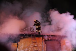Bursa'da &ccedil;ıkan yangın t&uuml;m mahalleliyi isyan ettirdi