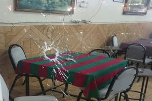 Y&uuml;zleri maskeli şahıslar iş yerlerine ateş a&ccedil;tı: 2 yaralı