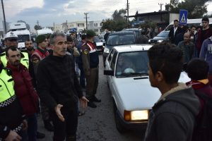 Liseli kızın &ouml;ld&uuml;ğ&uuml; kaza sonrası yolu trafiğe kapattılar