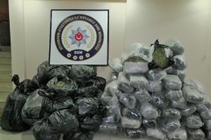 Terk edilmiş minib&uuml;sten 545 kilo esrar &ccedil;ıktı