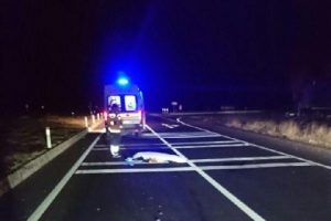 Kazada yaralandı, ambulans beklerken otomobil &ccedil;arpıp &ouml;ld&uuml;