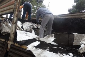 K&ouml;m&uuml;r y&uuml;kl&uuml; kamyondan ka&ccedil;ak sigara &ccedil;ıktı