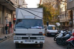 Yola sarkan kablolar tehlike sa&ccedil;ıyor!