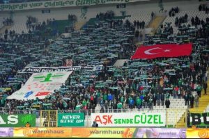 Bursaspor taraftarı Chapecoense ve Kweuke'yi unutmadı
