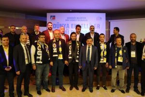 Fenerbah&ccedil;eli futbolcular engelli gen&ccedil;lerle buluştu