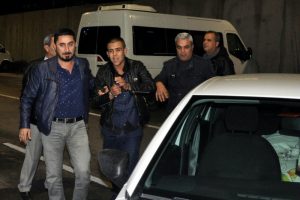 1 kişiyi &ouml;ld&uuml;rd&uuml;, 2 kişiyi yaraladı: Yakalandı