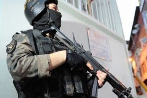 Diyarbakır'da polise saldıran PKK'lı 2 ter&ouml;ristten biri yaralı, diğer sağ yakalandı