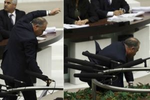CHP'li Levent G&ouml;k Meclis'te ayağı takılıp d&uuml;şt&uuml;