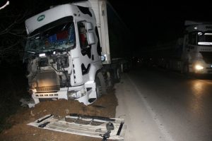 Bursa'da elektrik direğini deviren TIR bir il&ccedil;eyi karanlıkta bıraktı
