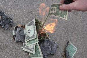 Sokak ortasında bir deste dolar yaktı