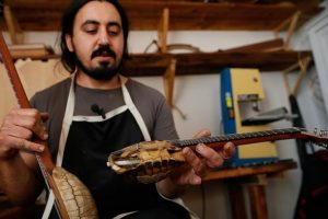 Kaplumbağa kabuğundan m&uuml;zik aleti yaptı
