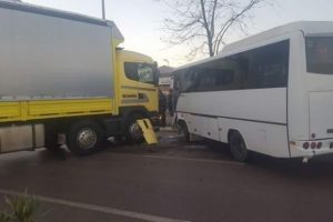 Buzlanma zincirleme kazaya yol a&ccedil;tı: 10 yaralı