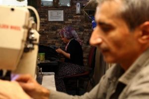 &Ccedil;evresine kulak asmadı eşi ile a&ccedil;tıkları at&ouml;lyede 'saya' dikiyor