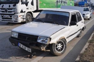 Bursa'da k&ouml;peğe &ccedil;arpan otomobilin s&uuml;r&uuml;c&uuml;s&uuml; yaralandı