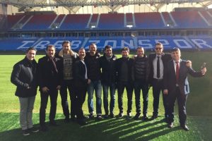 Eski futbolcular yeni stadı gezdi