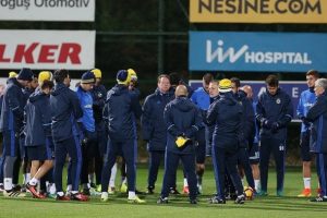 Fenerbah&ccedil;e, Feyenoord ma&ccedil;ı hazırlıklarını s&uuml;rd&uuml;rd&uuml;