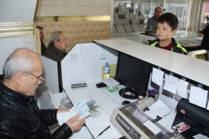 11 yaşındaki &ccedil;ocuk biriktirdiği dolarlarını TL'ye &ccedil;evirdi