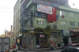 Bursa'da yangın merdiveni g&ouml;r&uuml;nd&uuml;ğ&uuml; gibi &ccedil;ıkmadı
