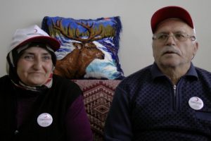 Ev ve tarlalarını Kızılay'a bağışlayıp konukevine yerleştiler