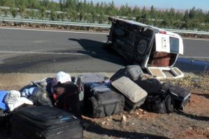 İş&ccedil;ileri taşıyan minib&uuml;s devrildi: 13 yaralı