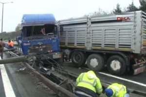 TEM'de TIR kazası! Trafik fel&ccedil; oldu