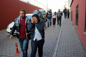 İş adamını takip edip 59 bin TL'sini &ccedil;aldılar