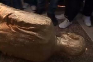 İsrailliler altın kaplama Netanyahu heykelini yıktı