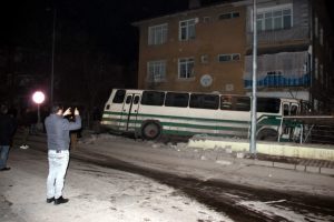 Otob&uuml;s duvarı yıkarak bah&ccedil;eye girdi