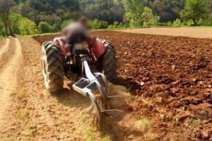 Tarlada inanılmaz kaza! İş&ccedil;iler yardımına koştu
