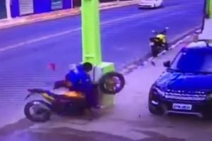 Motosiklet direğe b&ouml;yle &ccedil;arptı!