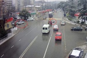 S&uuml;r&uuml;c&uuml;s&uuml; yola d&uuml;şen ara&ccedil; kendi kendini park etti