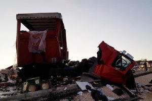 2 tır &ccedil;arpıştı, i&ccedil;ki şişeleri yola sa&ccedil;ıldı: 1 &ouml;l&uuml;