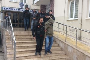 Bursa'da &ouml;l&uuml; bulunan kişiye uyuşturucu satan 2 kişi tutuklandı