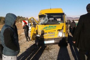 &Ouml;ğretmenleri taşıyan servis kaza yaptı: 12 yaralı