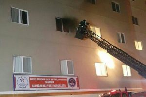 Kız &ouml;ğrenci yurdunda yangın paniği