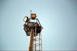Emekli intihar i&ccedil;in elektrik direğine &ccedil;ıktı, polis ikna etti