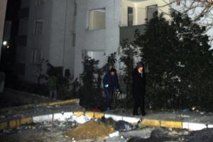 Yıkım i&ccedil;in boşaltılan binanın asans&ouml;r boşluğunda yanmış erkek cesedi bulundu