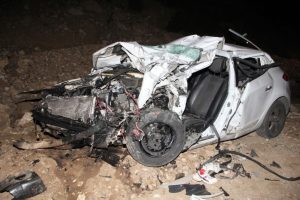 Sebze y&uuml;kl&uuml; kamyon otomobille &ccedil;arpıştı: 1 &ouml;l&uuml;, 2 yaralı