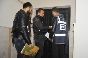 İzmir'de FET&Ouml; operasyonu: 15 g&ouml;zaltı