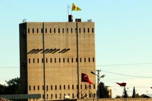 Suriyeliler PYD'nin sınıra astığı bez par&ccedil;alarına tepkili