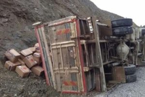 Dinamit y&uuml;kl&uuml; kamyon kaza yaptı